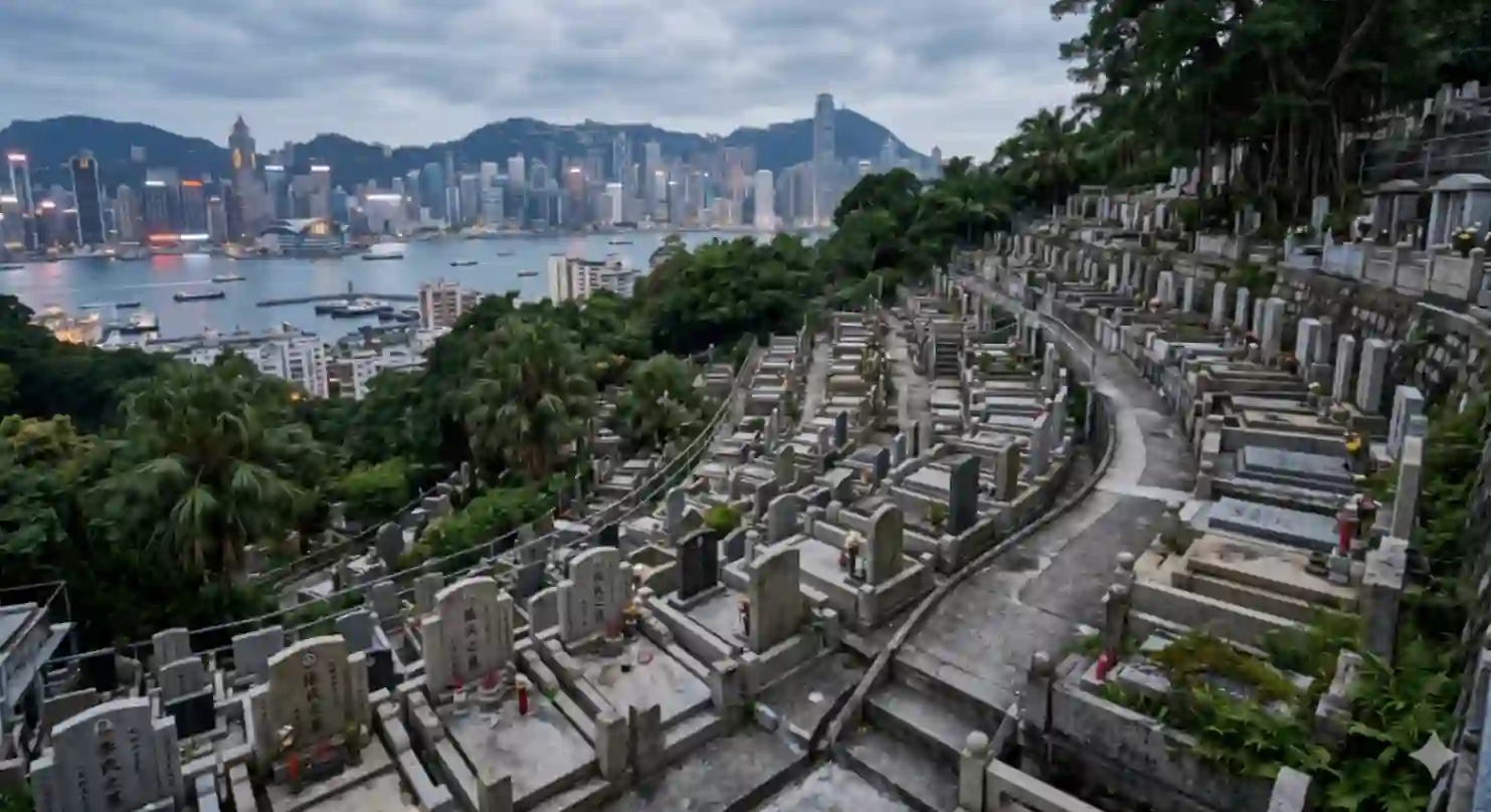 香港海旁墓園景觀示意，對應熱門殯儀主題與綠色殯葬內容